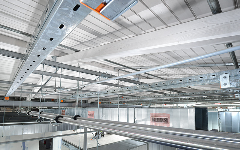 Deckenraster aus MPT Q150, MPT Q100 und MPR Systemschienen.